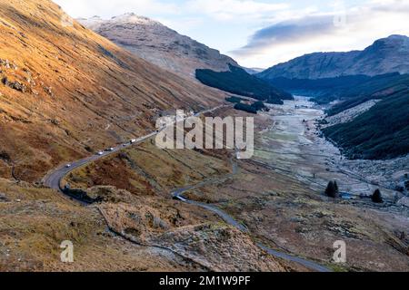 Luftaufnahme der A83 im Rest und seien Sie dankbar, Glen Croe, Argyll und Bute, Schottland. Die Straße wird wegen Erdrutschen repariert. Stockfoto