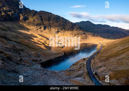 Loch RESTIL, in der Nähe des Gipfels des „Rest and Be Thanksful“ Passes im Loch Lomond & Trossachs Nationalpark. Stockfoto