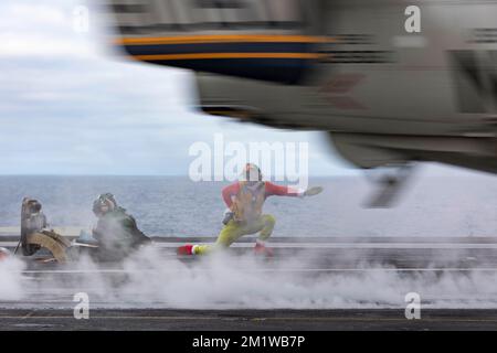 San Diego, Usa. 10.. Dezember 2022. EIN US-AMERIKANISCHER Navy E-2D Hawkeye Frühwarnflugzeug, zugewiesen an Carrier Airborne Early Warning Squadron 117, ist zum Start geflaggt von Decksmannschaften in Weihnachtskostümen auf dem Flugdeck des Flugzeugträgers USS Abraham Lincoln, 10. Dezember 2022 vor der Küste von Kalifornien. Kredit: MC3 Clayton Wren/Planetpix/Alamy Live News Kredit: Planetpix/Alamy Live News Stockfoto