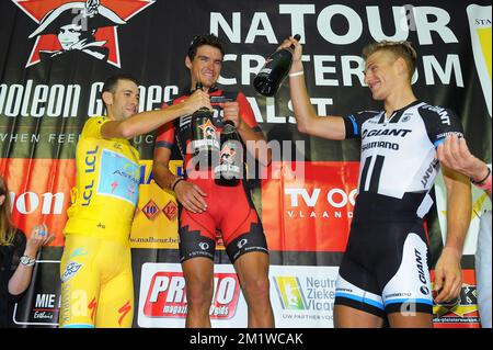 Der italienische Vincenzo Nibali vom Astana Pro Team, der belgische Greg Van Avermaet vom BMC Racing Team und der deutsche Marcel Kittel vom Team Giant-Shimano feiern auf dem Podium nach der 79.. Ausgabe des Radrennen „Natourcriterium van Aalst“, Montag, den 28. Juli 2014 in Aalst. Der Wettbewerb ist Teil der traditionellen „Kriterien“, lokalen Rennen, bei denen hauptsächlich Radfahrer auf der Tour de France mitfahren. Stockfoto