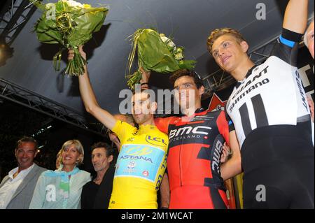 Der italienische Vincenzo Nibali vom Astana Pro Team, der belgische Greg Van Avermaet vom BMC Racing Team und der deutsche Marcel Kittel vom Team Giant-Shimano feiern auf dem Podium nach der 79.. Ausgabe des Radrennen „Natourcriterium van Aalst“, Montag, den 28. Juli 2014 in Aalst. Der Wettbewerb ist Teil der traditionellen „Kriterien“, lokalen Rennen, bei denen hauptsächlich Radfahrer auf der Tour de France mitfahren. Stockfoto