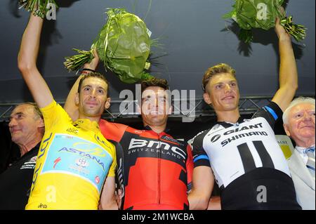 Der italienische Vincenzo Nibali vom Astana Pro Team, der belgische Greg Van Avermaet vom BMC Racing Team und der deutsche Marcel Kittel vom Team Giant-Shimano feiern auf dem Podium nach der 79.. Ausgabe des Radrennen „Natourcriterium van Aalst“, Montag, den 28. Juli 2014 in Aalst. Der Wettbewerb ist Teil der traditionellen „Kriterien“, lokalen Rennen, bei denen hauptsächlich Radfahrer auf der Tour de France mitfahren. Stockfoto