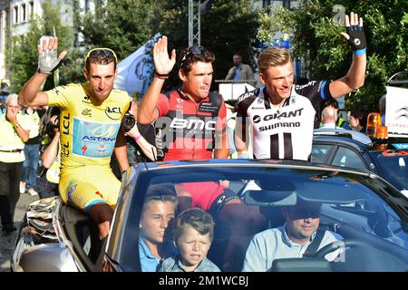 Italienischer Vincenzo Nibali vom Astana Pro Team, belgischer Greg Van Avermaet vom BMC Racing Team und deutscher Marcel Kittel vom Team Giant-Shimano, die in der 79.. Ausgabe des Radrennens „Natourcriterium van Aalst“ am Montag, den 28. Juli 2014 in Aalst zu sehen sind. Der Wettbewerb ist Teil der traditionellen „Kriterien“, lokalen Rennen, bei denen hauptsächlich Radfahrer auf der Tour de France mitfahren. Stockfoto