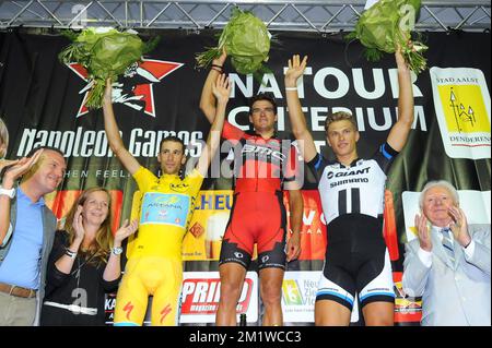 Der italienische Vincenzo Nibali vom Astana Pro Team, der belgische Greg Van Avermaet vom BMC Racing Team und der deutsche Marcel Kittel vom Team Giant-Shimano feiern auf dem Podium nach der 79.. Ausgabe des Radrennen „Natourcriterium van Aalst“, Montag, den 28. Juli 2014 in Aalst. Der Wettbewerb ist Teil der traditionellen „Kriterien“, lokalen Rennen, bei denen hauptsächlich Radfahrer auf der Tour de France mitfahren. Stockfoto