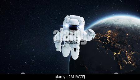 Ein Astronaut aus dem Weltraum fliegt im Weltraum mit dem fantastischen Nachtplaneten Erde mit Stadtlichtern. Erfolgreicher Start der Weltraummission und Weltraumforschung Stockfoto