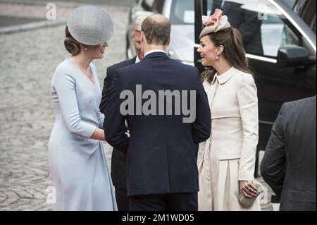 Königin Mathilde von Belgien, König Philippe - Filip von Belgien, Prinz William von Großbritannien, Herzog von Cambridge und Katharina von Großbritannien (Kate), Herzogin von Cambridge, abgebildet bei der Begrüßung der Gäste, die an einer Zeremonie zum 100.. Jahrestag des Ersten Weltkriegs am Montag, den 04. August 2014, teilnehmen; In der Abtei Saint-Laurent in Lüttich. Stockfoto