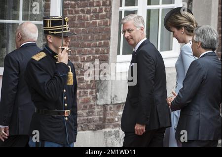 König Philippe - Filip von Belgien, Königin Mathilde von Belgien und scheidender Vizepremierminister und Außenminister Didier Reynders (FRANZÖSISCHSPRACHIGE Liberale) kommen am Montag, den 04. August 2014, zum Empfang der Gäste, die an einer Zeremonie zum 100.. Jahrestag des Ersten Weltkriegs teilnehmen; In der Abtei Saint-Laurent in Lüttich. BELGA FOTO NICOLAS LAMBERT Stockfoto