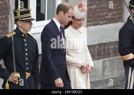 Der britische Prinz William, der Herzog von Cambridge und die britische Katharina (Kate), Herzogin von Cambridge, bei der Begrüßung der Gäste, die an einer Zeremonie zum 100.. Jahrestag des Ersten Weltkriegs, Montag, den 04. August 2014, in der Saint-Laurent Abbey in Lüttich teilnehmen. BELGA FOTO NICOLAS LAMBERT Stockfoto