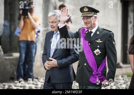 König Philippe - Filip von Belgien geht neben dem scheidenden Vizepremierminister und Außenminister Didier Reynders (FRANZÖSISCHSPRACHIGE Liberale) zu einer Gedenkfeier zum 100.. Jahrestag des Ersten Weltkriegs am Sonntag, den 03. August 2014, im Fort de Loncin in ans. Stockfoto