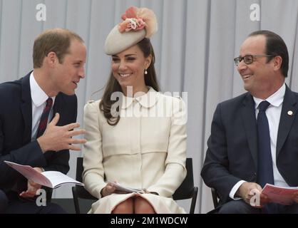 Der britische Prinz William, der Herzog von Cambridge, die britische Katharina (Kate), die Herzogin von Cambridge und der französische Präsident Francois Hollande wurden während einer Zeremonie an der Gedenkfeier in Cointe zum 100.. Jahrestag des Ersten Weltkriegs, Montag, den 04. August 2014, Lüttich, fotografiert. Stockfoto