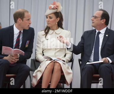 Der britische Prinz William, der Herzog von Cambridge, die britische Katharina (Kate), die Herzogin von Cambridge und der französische Präsident Francois Hollande wurden während einer Zeremonie an der Gedenkfeier in Cointe zum 100.. Jahrestag des Ersten Weltkriegs, Montag, den 04. August 2014, Lüttich, fotografiert. Stockfoto