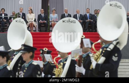 Der scheidende belgische Premierminister Elio Di Rupo, der britische Prinz William, der Herzog von Cambridge , die britische Katharina (Kate), die Herzogin von Cambridge, der französische Präsident Francois Hollande, die belgische Königin Mathilde, der belgische König Philippe - Filip, der deutsche Präsident Joachim Gauck, der spanische König Felipe VI und Prinz Guillaume, Der Erbgroßherzog von Luxemburg wurde während einer Gedenkfeier in Cointe zum 100.. Jahrestag des Ersten Weltkriegs am Montag, den 04. August 2014, in Lüttich gefilmt. Stockfoto