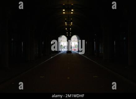 Das Ende des Radwegs und des Tunnels der Torflinie unter dem rijkmuseum Stockfoto