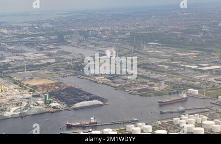 Amsterdam Industrie- und Ölhafen-Zone aus einem Flugzeug mit amstel und einem großen Schiff Stockfoto