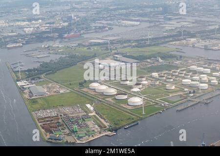 Ölbehälter im Hafen von Amsterdam in der Nähe des Flusses amstel aus einem Flugzeug am sonnigen Tag Stockfoto