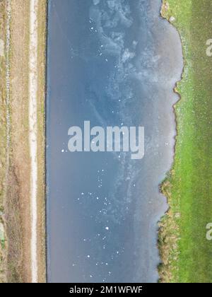 Skipton, Großbritannien. 13.. Dezember 2022. UK Weather: Der Leeds Liverpool Canal ist auf langen Strecken der Wasserstraße zwischen Skipton und Nelson gefroren. Kredit: Bradley Taylor / Alamy News Stockfoto