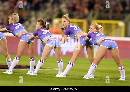 20141010 – BRÜSSEL, BELGIEN: Proximus-Cheerleader vor einem Qualifikationsspiel der belgischen Fußballnationalmannschaft Red Devils und Andorra zur Euro 2016, Freitag, den 10. Oktober 2014, im Stadion „Stade ROI Baudouin - Koning Boudewijnstadion“ in Brüssel. BELGA FOTO YORICK JANSENS Stockfoto