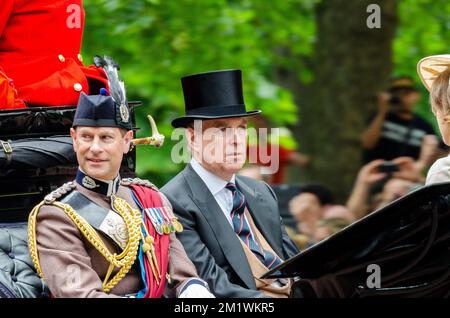 Prinz Edward, Earl of Wessex, Prinz Andrew, Herzog von York, in einer Kutsche bei Trooping the Colour 2014 in The Mall, London, Großbritannien. Prinz Andrew im Anzug Stockfoto