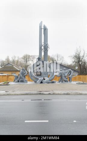 Denkmal der Kernfeuerwehr Tschernobyl mit bewölktem Himmel im Hintergrund Stockfoto