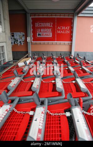 20141017 Uhr - JAMBES, BELGIEN: Abbildung zeigt den Delhaize-Supermarkt in Jambes, Freitag, 17. Oktober 2014. Streiks finden in Filialen im ganzen Land statt, nachdem die Spitze der Delhaize Group bekannt gab, dass die Arbeiter mit Gehaltskürzungen konfrontiert sind. Im Juni wurde der erste Teil eines Wiederaufbauplans bekannt gegeben, der den Verlust von 2500 Arbeitsplätzen und die Schließung von 14 Supermärkten beinhaltete. BELGA FOTO BRUNO FAHY Stockfoto