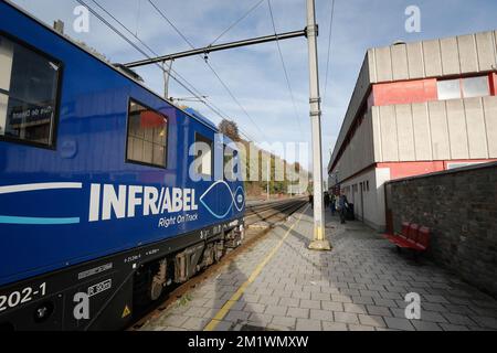 20141020 - DINANT, BELGIEN: Abbildung zeigt einen Zug und das Infrarotzeichen bei der Einführung der ersten ETCS-Strecke (European Train Control System) durch Infrabel (belgischer Eisenbahninfrastrukturbetreiber) in Wallonien am Montag, den 20. Oktober 2014. Die Modernisierung der Strecke zwischen Namur und Luxemburg mit der L154, die das System umfasst, das automatisch einen Zug anhalten kann, der eine rote Ampel vernachlässigt oder die Höchstgeschwindigkeit überschreitet. BELGA FOTO BRUNO FAHY Stockfoto