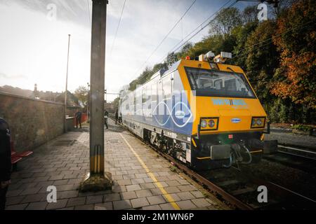 20141020 - DINANT, BELGIEN: Abbildung zeigt einen Zug mit Infrarotzeichen bei der Einführung der ersten ETCS-Strecke (European Train Control System) durch Infrabel (belgischer Eisenbahninfrastrukturbetreiber) in Wallonien am Montag, den 20. Oktober 2014. Die Modernisierung der Strecke zwischen Namur und Luxemburg mit der L154, die das System umfasst, das automatisch einen Zug anhalten kann, der eine rote Ampel vernachlässigt oder die Höchstgeschwindigkeit überschreitet. BELGA FOTO BRUNO FAHY Stockfoto