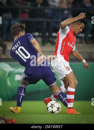 Dennis Praet von Anderlecht und Alexis Sanchez von Arsenal kämpfen um den Ball während eines dritten Gruppenspiels zwischen RSCA Anderlecht und dem englischen Team Arsenal in Gruppe D des UEFA Champions League-Wettbewerbs am Mittwoch, den 22. Oktober 2014. Stockfoto