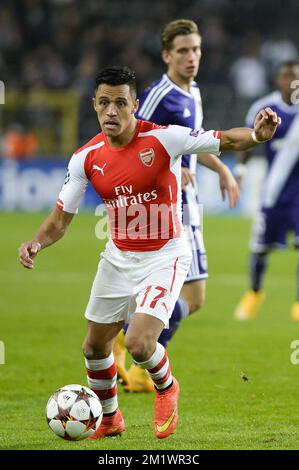 Alexis Sanchez von Arsenal und Dennis Praet von Anderlecht kämpfen um den Ball während eines dritten Gruppenspiels zwischen RSCA Anderlecht und dem englischen Team Arsenal in der Gruppe D des UEFA Champions League-Wettbewerbs am Mittwoch, den 22. Oktober 2014. BELGA FOTO LAURIE DIEFFEMBACQ Stockfoto