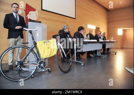 20141023 Uhr - SERAING, BELGIEN: Foto einer Pressekonferenz über die 2015. Ausgabe des Radrennens Tour de France, Donnerstag, den 23. Oktober 2014, in Seraing. Die dritte Etappe der Tour beginnt in Antwerpen und endet am 6.. Juli in Huy. Die vierte Etappe beginnt in Seraing und endet am 7.. Juli in Cambrai, Frankreich. BELGA FOTO SOPHIE KIP Stockfoto