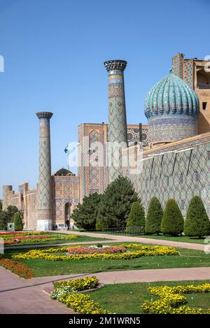 SAMARKAND, USBEKISTAN - 12. SEPTEMBER 2022: An den Mauern der alten Moschee Sherdor. Samarkand, Usbekistan Stockfoto