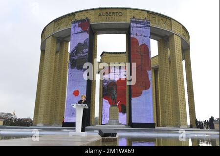 NUR ZUR REDAKTIONELLEN VERWENDUNG. NICHT FÜR VERKAUF, MARKETING ODER WERBEKAMPAGNEN. 20141028 Uhr - NIEUWPOORT, BELGIEN: Bundeskanzlerin Angela Merkel spricht auf einer Feier anlässlich des 100.. Jahrestages der "Schlacht von Ypern" im Ersten Weltkrieg, am Denkmal für König Albert I. in Nieuwpoort, Dienstag, den 28. Oktober 2014. Die erste Schlacht um Ypern dauerte vom 19. Oktober 1914 bis zum 22. November 1914. BELGA FOTO-HANDOUT OBLIGATORISCH GUTSCHRIFT CHANCELLERIE DU PREMIER - KANSELARIJ VAN DE PREMIER - BENOIT DOPPAGNE Stockfoto