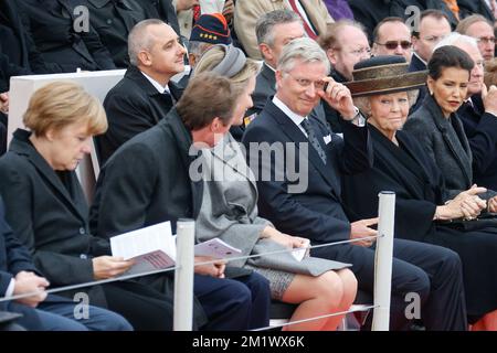 20141028 - NIEUWPOORT, BELGIEN: Deutsche Kanzlerin Angela Merkel, Großherzog Henri von Luxemburg, Königin Mathilde von Belgien, niederländische Prinzessin Beatrix und Prinzessin Lalla Salma von Marokko nehmen an einer Feier anlässlich des 100.. Jahrestages der "Schlacht von Ypern" im Ersten Weltkrieg Teil, Am Denkmal für König Albert I. in Nieuwpoort, Dienstag, den 28. Oktober 2014. Die erste Schlacht um Ypern dauerte vom 19. Oktober 1914 bis zum 22. November 1914. BELGA FOTO THIERRY ROGE Stockfoto