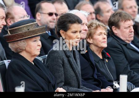 20141028 - NIEUWPOORT, BELGIEN: Niederländische Prinzessin Beatrix, Prinzessin Lalla Salma von Marokko, kanadischer Generalgouverneur David Johnston, Sharon Johnston und Kammervorsitzender Siegfried Bracke nehmen an einer Feier anlässlich des 100.. Jahrestages der "Schlacht um Ypern" im Ersten Weltkrieg Teil. Am Denkmal für König Albert I. in Nieuwpoort, Dienstag, den 28. Oktober 2014. Die erste Schlacht um Ypern dauerte vom 19. Oktober 1914 bis zum 22. November 1914. BELGA FOTO THIERRY ROGE Stockfoto