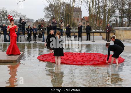 20141028 Uhr - NIEUWPOORT, BELGIEN: Künstler treten während einer Zeremonie zum Gedenken an den 100.. Jahrestag der „Schlacht von Ypern“ im Ersten Weltkrieg auf, am Denkmal für König Albert I. in Nieuwpoort, Dienstag, den 28. Oktober 2014. Die erste Schlacht um Ypern dauerte vom 19. Oktober 1914 bis zum 22. November 1914. BELGA FOTO THIERRY ROGE Stockfoto