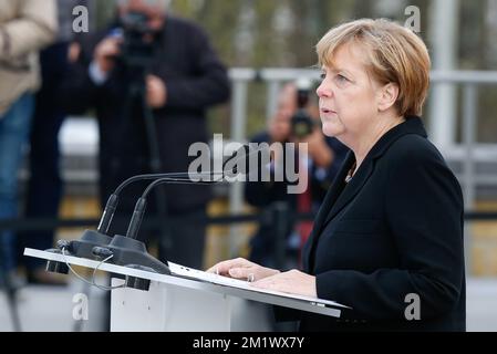 20141028 - NIEUWPOORT, BELGIEN: Bundeskanzlerin Angela Merkel hält eine Rede während einer Feier anlässlich des 100.. Jahrestages der "Schlacht von Ypern" im Ersten Weltkrieg am Denkmal für König Albert I. in Nieuwpoort, Dienstag, den 28. Oktober 2014. Die erste Schlacht um Ypern dauerte vom 19. Oktober 1914 bis zum 22. November 1914. BELGA FOTO THIERRY ROGE Stockfoto