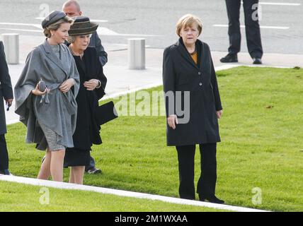 20141028 - NIEUWPOORT, BELGIEN: Königin Mathilde von Belgien, niederländische Prinzessin Beatrix und deutsche Kanzlerin Angela Merkel kommen zu einer Feier anlässlich des 100.. Jahrestages der "Schlacht von Ypern" im Ersten Weltkrieg, am Denkmal für König Albert I. in Nieuwpoort, Dienstag, den 28. Oktober 2014. Die erste Schlacht um Ypern dauerte vom 19. Oktober 1914 bis zum 22. November 1914. BELGA FOTO THIERRY ROGE Stockfoto