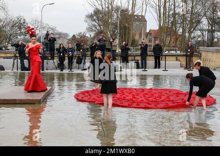 20141028 Uhr - NIEUWPOORT, BELGIEN: Künstler treten während einer Zeremonie zum Gedenken an den 100.. Jahrestag der „Schlacht von Ypern“ im Ersten Weltkrieg auf, am Denkmal für König Albert I. in Nieuwpoort, Dienstag, den 28. Oktober 2014. Die erste Schlacht um Ypern dauerte vom 19. Oktober 1914 bis zum 22. November 1914. BELGA FOTO THIERRY ROGE Stockfoto