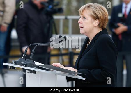 20141028 - NIEUWPOORT, BELGIEN: Bundeskanzlerin Angela Merkel hält eine Rede während einer Feier anlässlich des 100.. Jahrestages der "Schlacht von Ypern" im Ersten Weltkrieg am Denkmal für König Albert I. in Nieuwpoort, Dienstag, den 28. Oktober 2014. Die erste Schlacht um Ypern dauerte vom 19. Oktober 1914 bis zum 22. November 1914. BELGA FOTO THIERRY ROGE Stockfoto