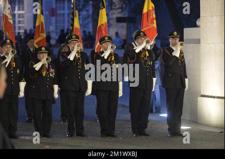 20141028 Uhr - IEPER, BELGIEN: Abbildung zeigt die Zeremonie „Last Post“ im Menenpoort in Ieper, Dienstag, den 28. Oktober 2014. Der 100.. Jahrestag der "ersten Schlacht von Ypern" während des Ersten Weltkriegs wird heute begangen, sie dauerte vom 19. Oktober 1914 bis zum 22. November 1914. BELGA FOTO ERIC LALMAND Stockfoto