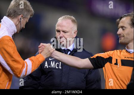 20141028 – GENK, BELGIEN: Genks Cheftrainer Alexander Alex McLeish und Schiedsrichter Wim Smet, Foto vor dem Spiel der Jupiler Pro League zwischen KRC Genk und Lierse SK in Genk, Dienstag, den 28. Oktober 2014, am Tag 13 der belgischen Fußballmeisterschaft. BELGA FOTO YORICK JANSENS Stockfoto