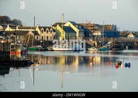 Das Ufer am Irvine Harbour in Schottland an einem ruhigen Morgen. Stockfoto