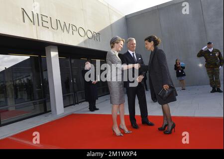 NUR ZUR REDAKTIONELLEN VERWENDUNG. NICHT FÜR VERKAUF, MARKETING ODER WERBEKAMPAGNEN. 20141028 - NIEUWPOORT, BELGIEN: Königin Mathilde von Belgien, König Philippe - Filip von Belgien und Prinzessin Lalla Salma von Marokko, die anlässlich einer Feier anlässlich des 100.. Jahrestages der „Schlacht von Ypern“ im Ersten Weltkrieg am Denkmal für König Albert I. in Nieuwpoort, Dienstag, den 28. Oktober 2014, fotografiert wurden. Die erste Schlacht um Ypern dauerte vom 19. Oktober 1914 bis zum 22. November 1914. BELGA FOTO-HANDOUT OBLIGATORISCH GUTSCHRIFT CHANCELLERIE DU PREMIER - KANSELARIJ VAN DE PREMIER - BENOIT DOPPAGNE Stockfoto