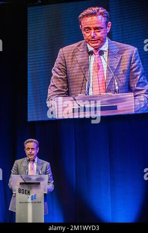 20141030 - ANTWERPEN, BELGIEN: Antwerpener Bürgermeister Bart De Wever hält eine Rede zur Eröffnung der Buchmesse "Boekenbeurs 2014" in Antwerpen, Donnerstag, den 30. Oktober 2014. Die 78.. Ausgabe der jährlichen Veranstaltung läuft vom 31. Oktober 2014 bis zum 11. November 2014. Stockfoto