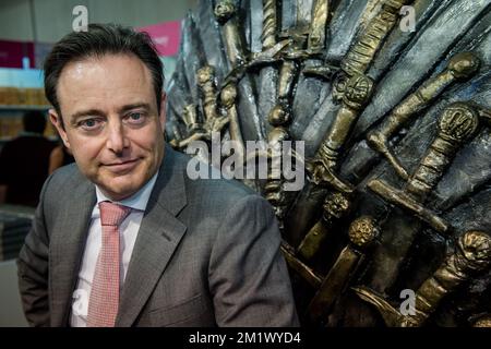 20141030 - ANTWERPEN, BELGIEN: Antwerpener Bürgermeister Bart De Wever sitzt auf einer Nachbildung des Eisernen Throns aus der TV-Show Game of Thrones während der Eröffnung der Buchmesse „Boekenbeurs 2014" in Antwerpen, Donnerstag, 30. Oktober 2014. Die 78.. Ausgabe der jährlichen Veranstaltung läuft vom 31. Oktober 2014 bis zum 11. November 2014. Stockfoto