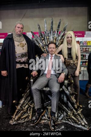 20141030 - ANTWERPEN, BELGIEN: Antwerpener Bürgermeister Bart De Wever sitzt auf einer Nachbildung des Eisernen Throns aus der TV-Show Game of Thrones während der Eröffnung der Buchmesse „Boekenbeurs 2014" in Antwerpen, Donnerstag, 30. Oktober 2014. Die 78.. Ausgabe der jährlichen Veranstaltung läuft vom 31. Oktober 2014 bis zum 11. November 2014. Stockfoto