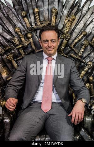 20141030 - ANTWERPEN, BELGIEN: Antwerpener Bürgermeister Bart De Wever sitzt auf einer Nachbildung des Eisernen Throns aus der TV-Show Game of Thrones während der Eröffnung der Buchmesse „Boekenbeurs 2014" in Antwerpen, Donnerstag, 30. Oktober 2014. Die 78.. Ausgabe der jährlichen Veranstaltung läuft vom 31. Oktober 2014 bis zum 11. November 2014. Stockfoto