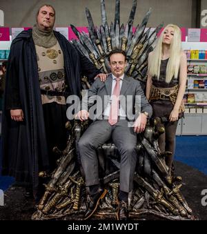 20141030 - ANTWERPEN, BELGIEN: Antwerpener Bürgermeister Bart De Wever sitzt auf einer Nachbildung des Eisernen Throns aus der TV-Show Game of Thrones während der Eröffnung der Buchmesse „Boekenbeurs 2014" in Antwerpen, Donnerstag, 30. Oktober 2014. Die 78.. Ausgabe der jährlichen Veranstaltung läuft vom 31. Oktober 2014 bis zum 11. November 2014. Stockfoto