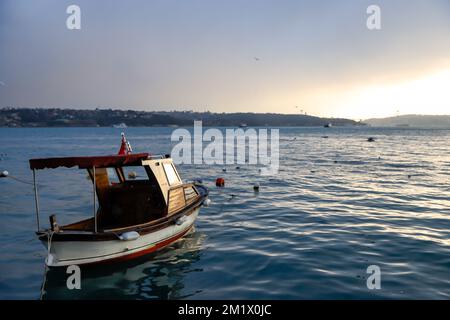 Fischerboot bei Sonnenaufgang im bosporus, nautisches Konzept Stockfoto