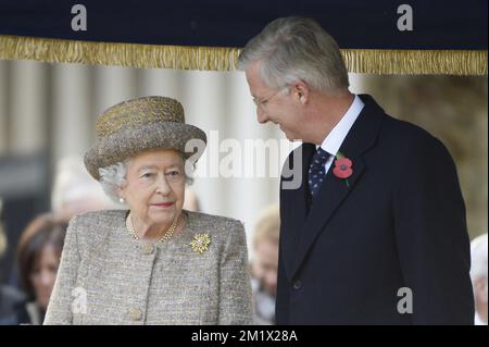 20141106 - LONDON, VEREINIGTES KÖNIGREICH: Die britische Königin Elizabeth II. Und König Philippe - Filip von Belgien, abgebildet während eines königlichen Besuches zur Einweihung des Gedenkgartens „Flanders Fields Memorial Garden“ des Ersten Weltkriegs in London, Vereinigtes Königreich, Donnerstag, 06. November 2014. BELGA FOTO ERIC LALMAND Stockfoto
