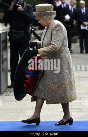 20141106 - LONDON, GROSSBRITANNIEN: Die britische Königin Elizabeth II. Wurde während eines königlichen Besuches zur Einweihung des Gedenkgartens „Flanders Fields Memorial Garden“ des Ersten Weltkriegs in London, Großbritannien, am Donnerstag, den 06. November 2014, abgebildet. BELGA FOTO ERIC LALMAND Stockfoto